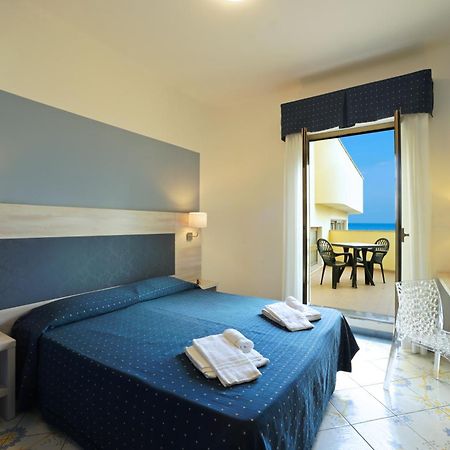 Hotel Delfino Laigueglia Exteriör bild