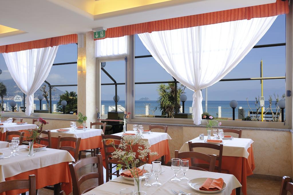 Hotel Delfino Laigueglia Exteriör bild