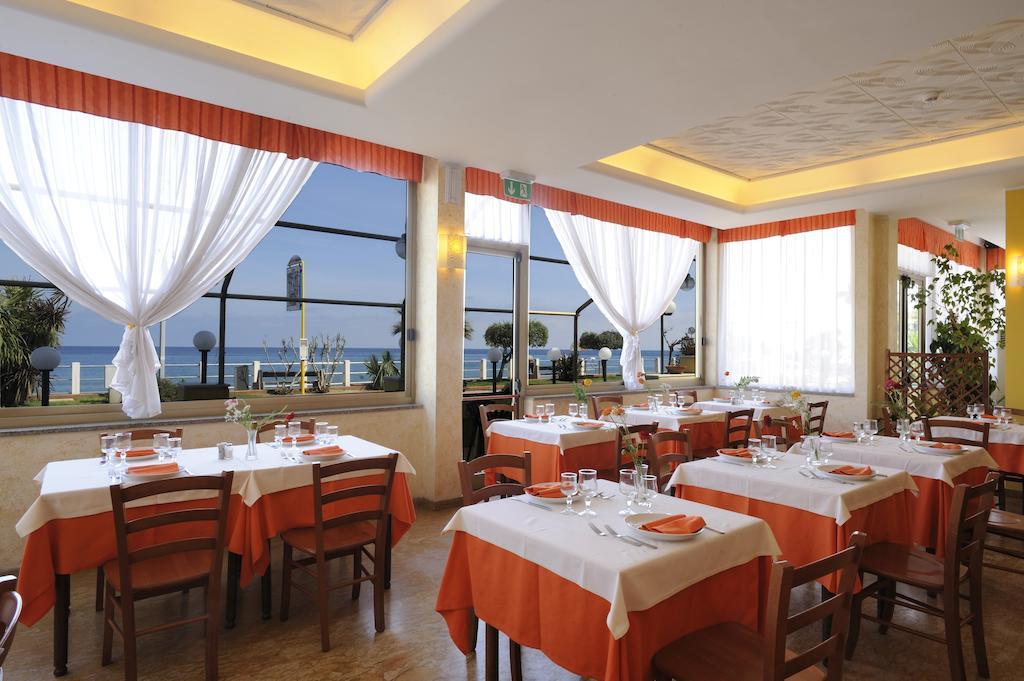 Hotel Delfino Laigueglia Exteriör bild