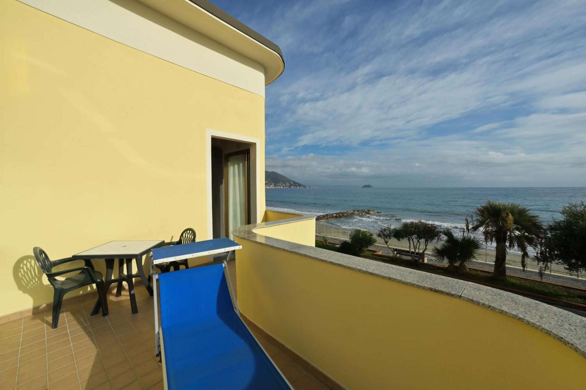 Hotel Delfino Laigueglia Exteriör bild
