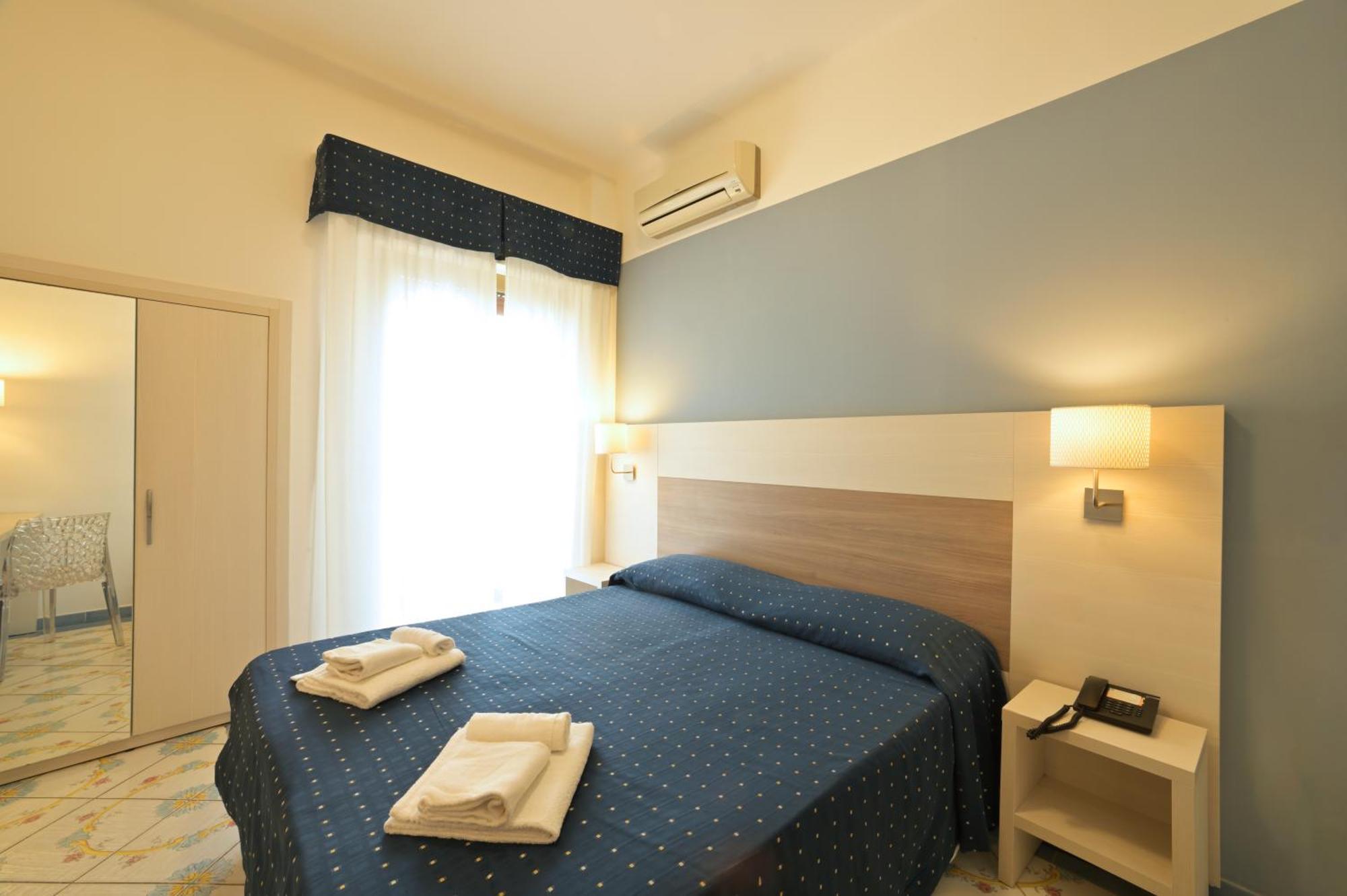 Hotel Delfino Laigueglia Exteriör bild