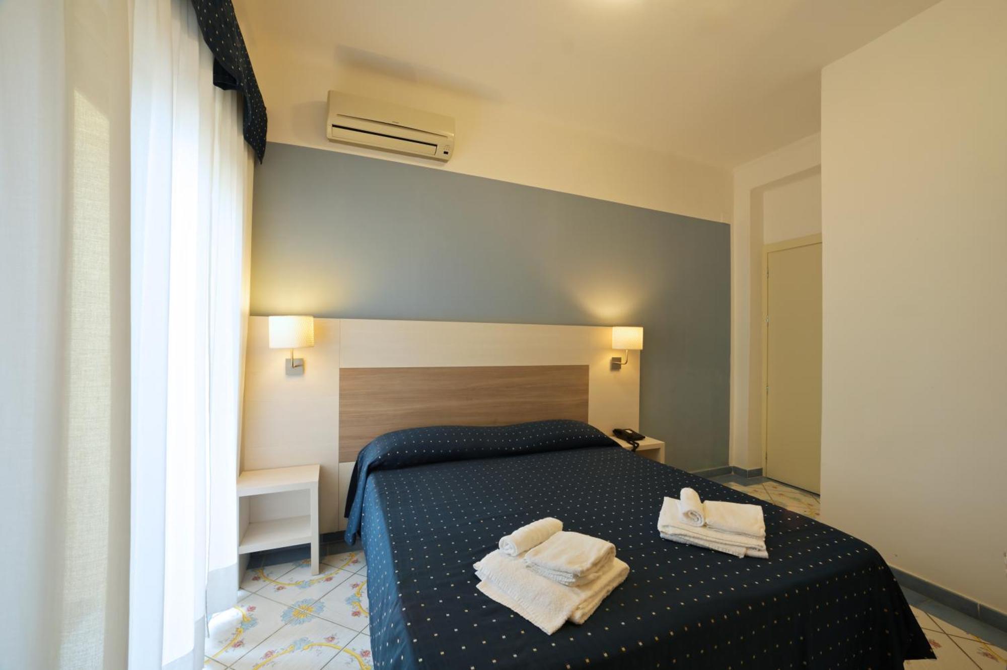 Hotel Delfino Laigueglia Exteriör bild