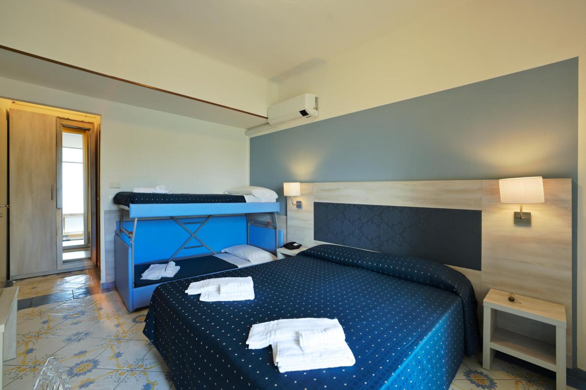 Hotel Delfino Laigueglia Exteriör bild