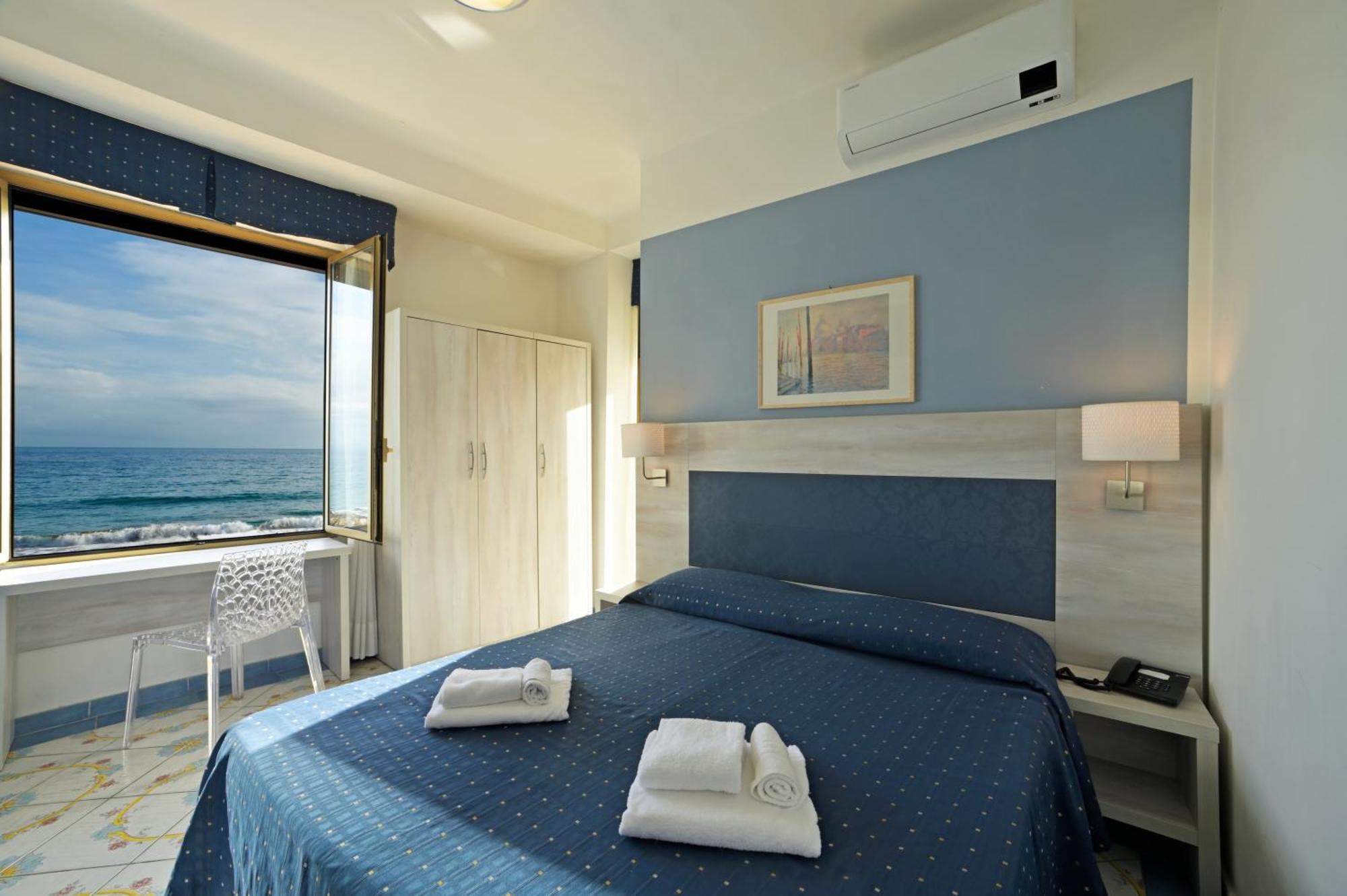 Hotel Delfino Laigueglia Exteriör bild