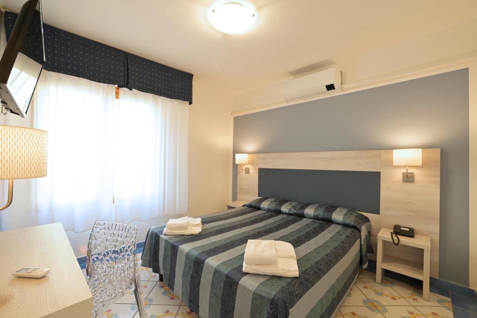 Hotel Delfino Laigueglia Exteriör bild