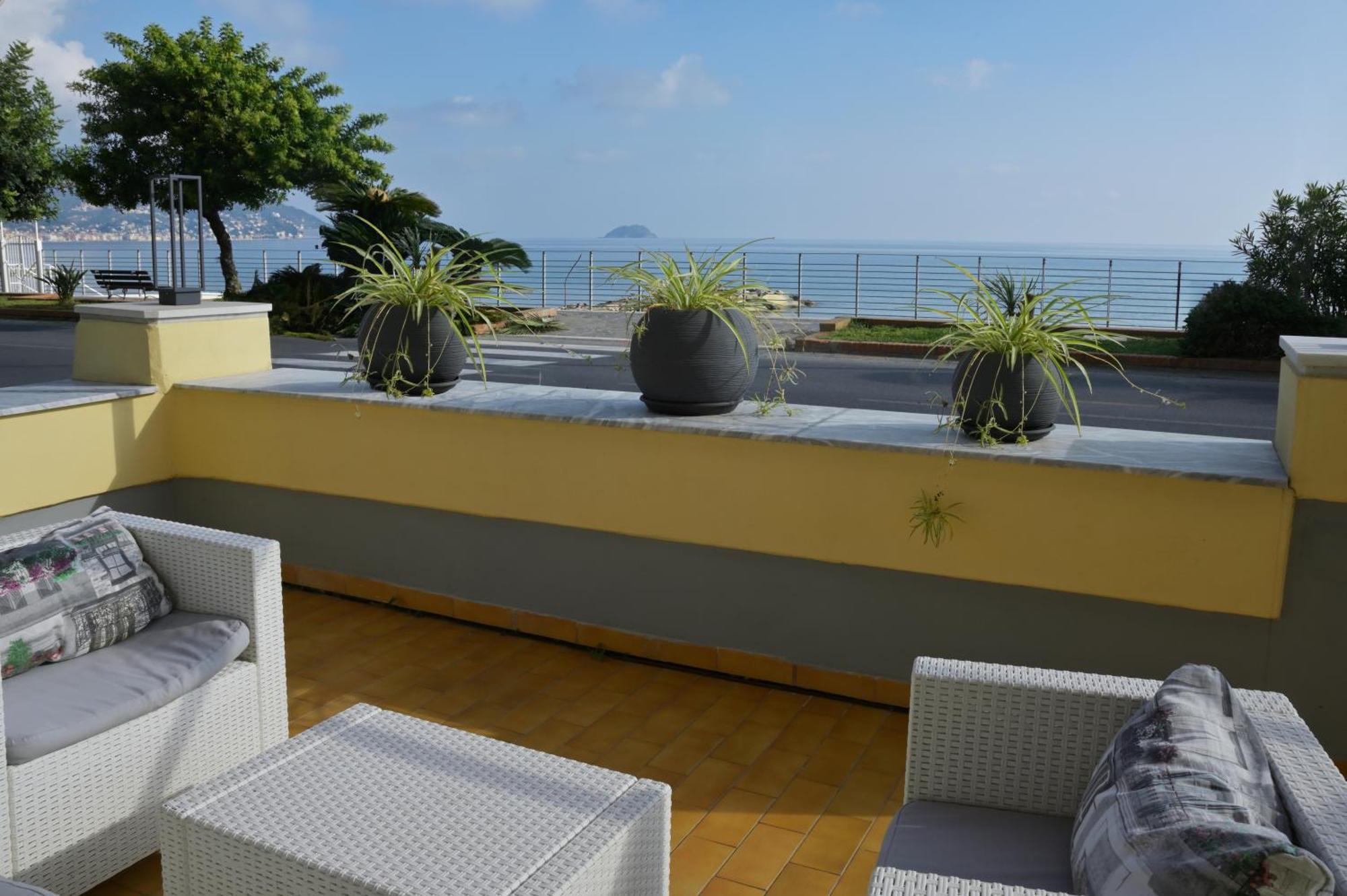 Hotel Delfino Laigueglia Exteriör bild
