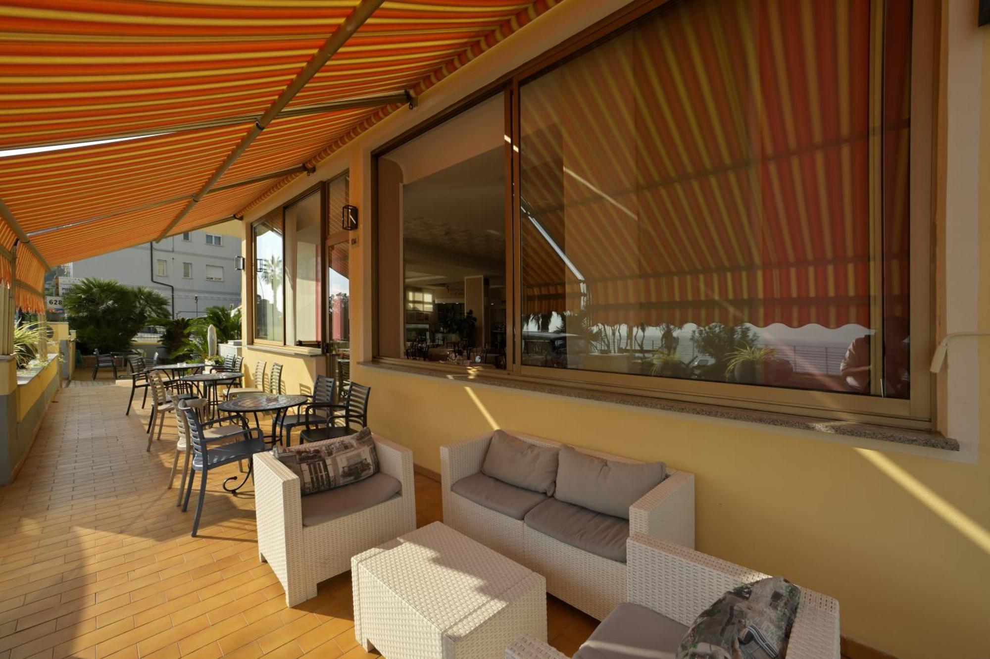 Hotel Delfino Laigueglia Exteriör bild
