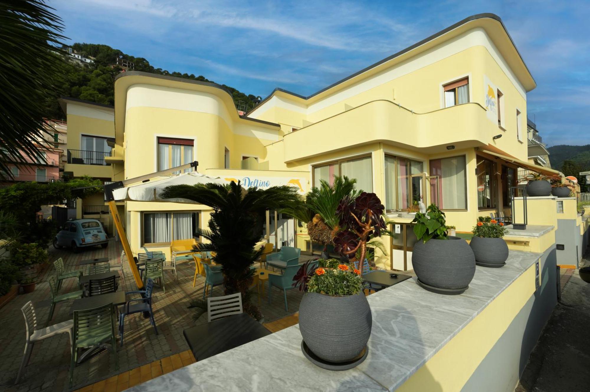 Hotel Delfino Laigueglia Exteriör bild