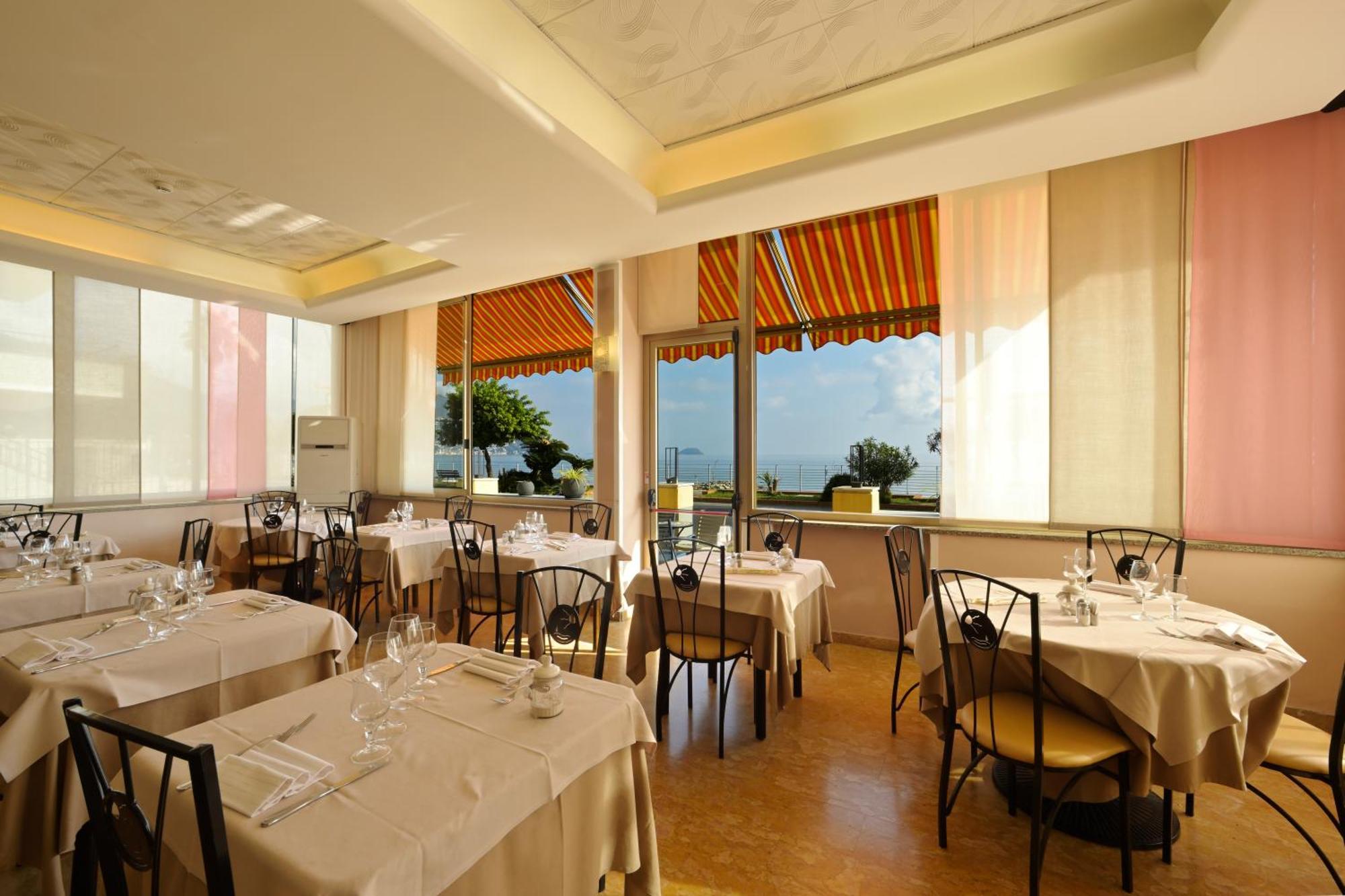 Hotel Delfino Laigueglia Exteriör bild