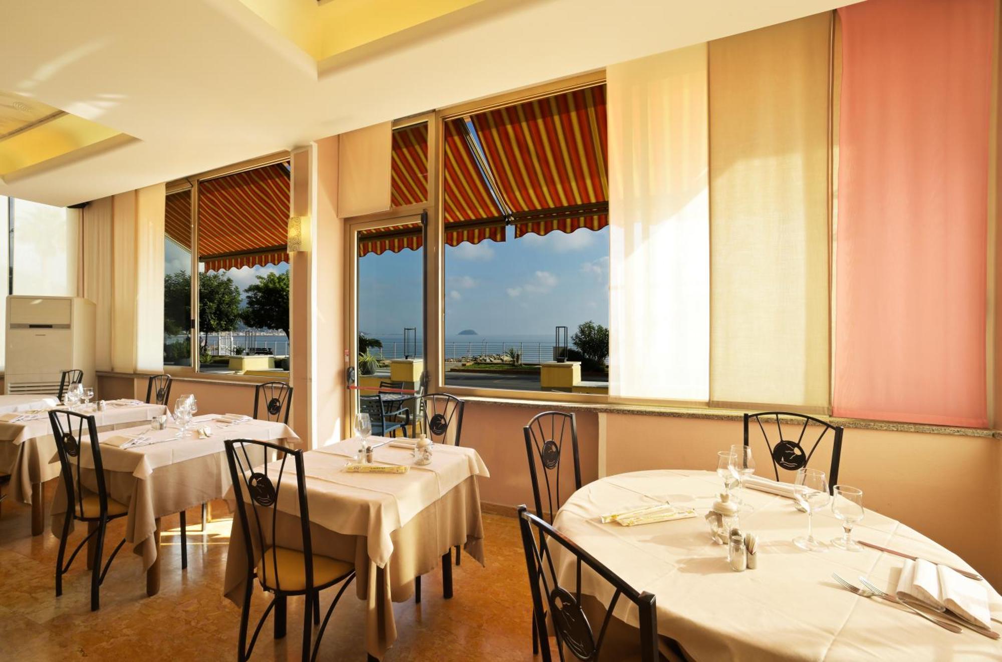 Hotel Delfino Laigueglia Exteriör bild