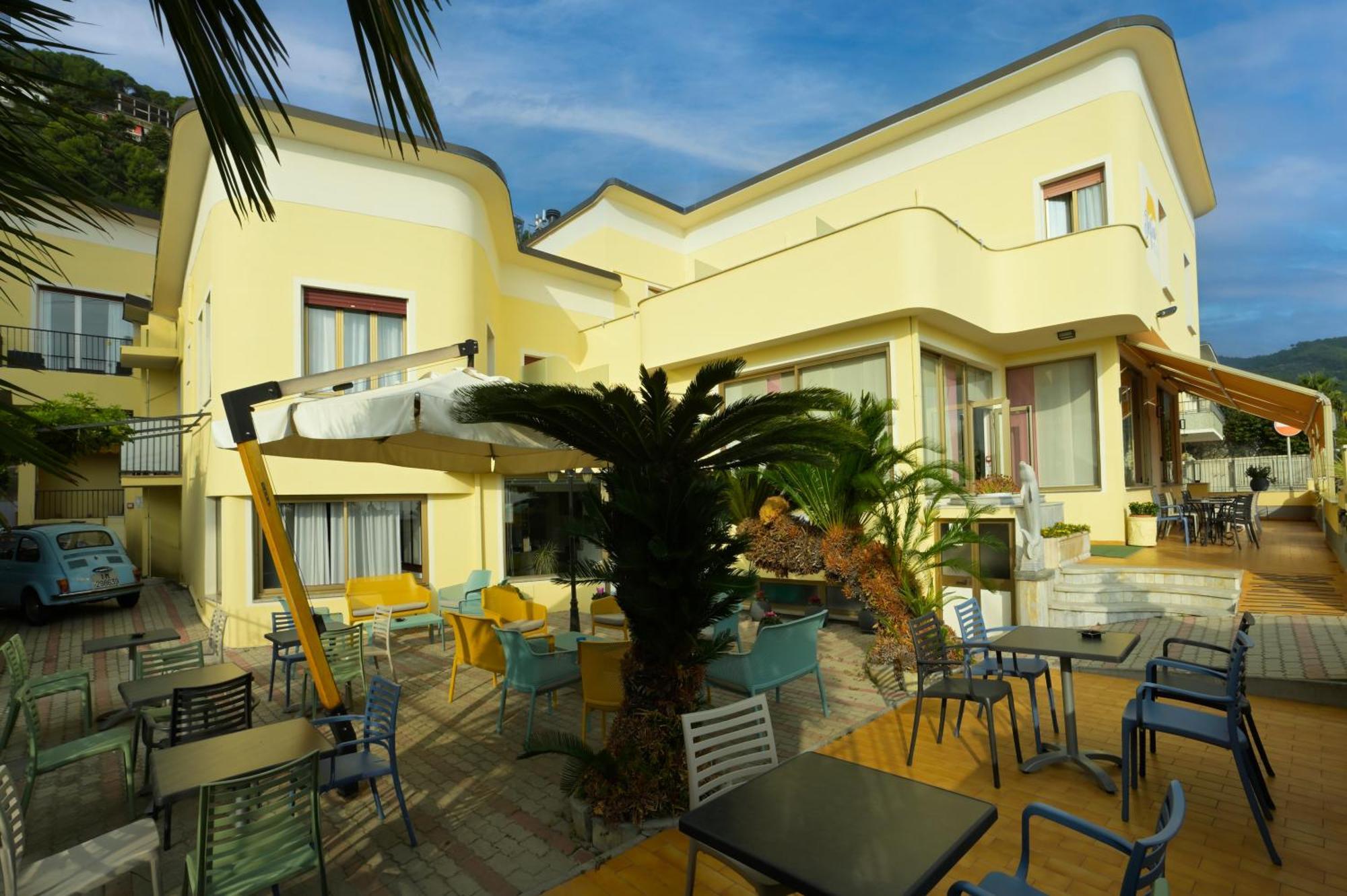Hotel Delfino Laigueglia Exteriör bild
