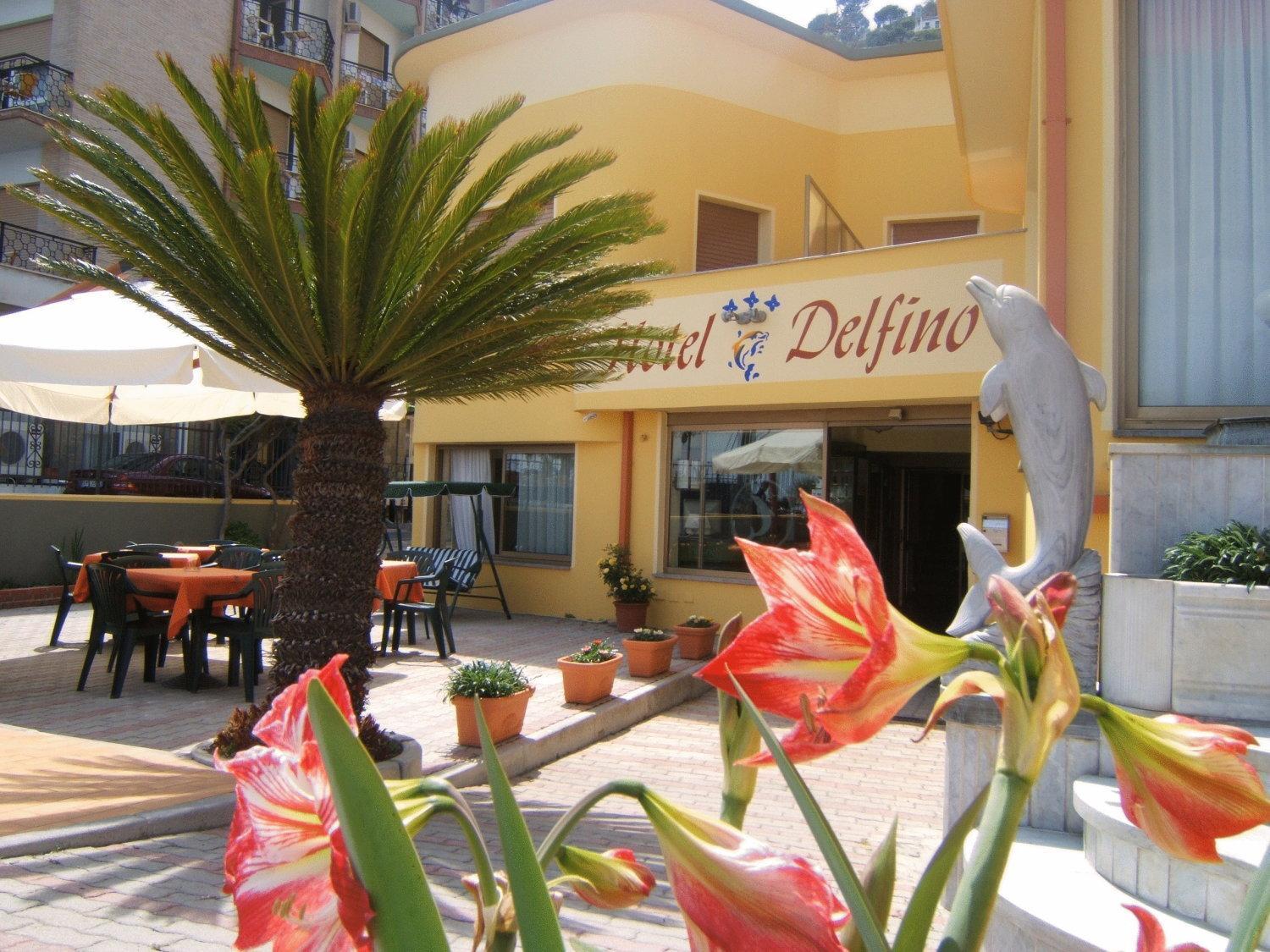 Hotel Delfino Laigueglia Exteriör bild