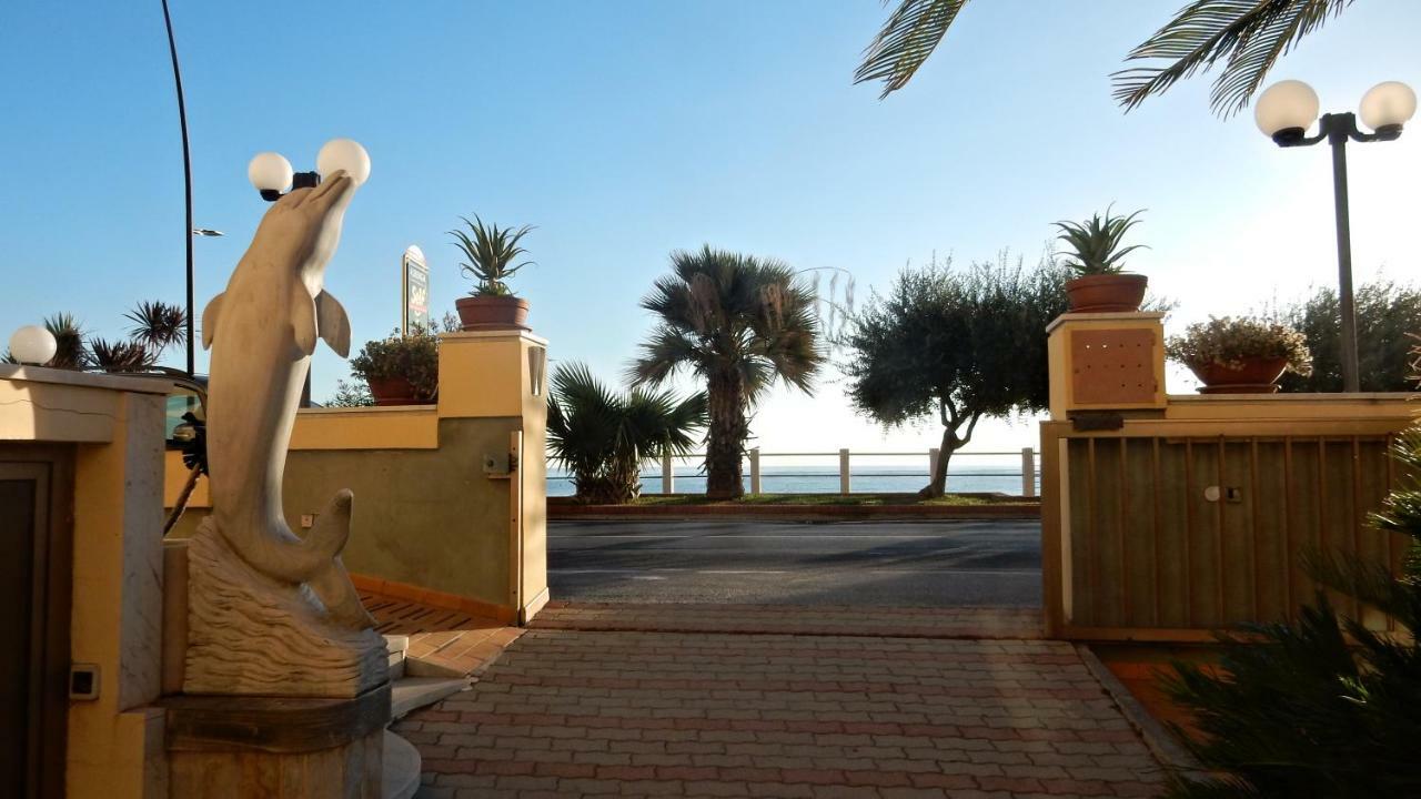 Hotel Delfino Laigueglia Exteriör bild