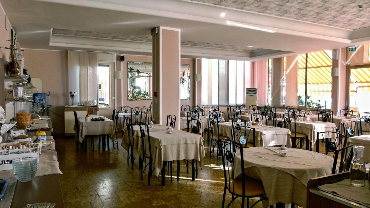 Hotel Delfino Laigueglia Exteriör bild